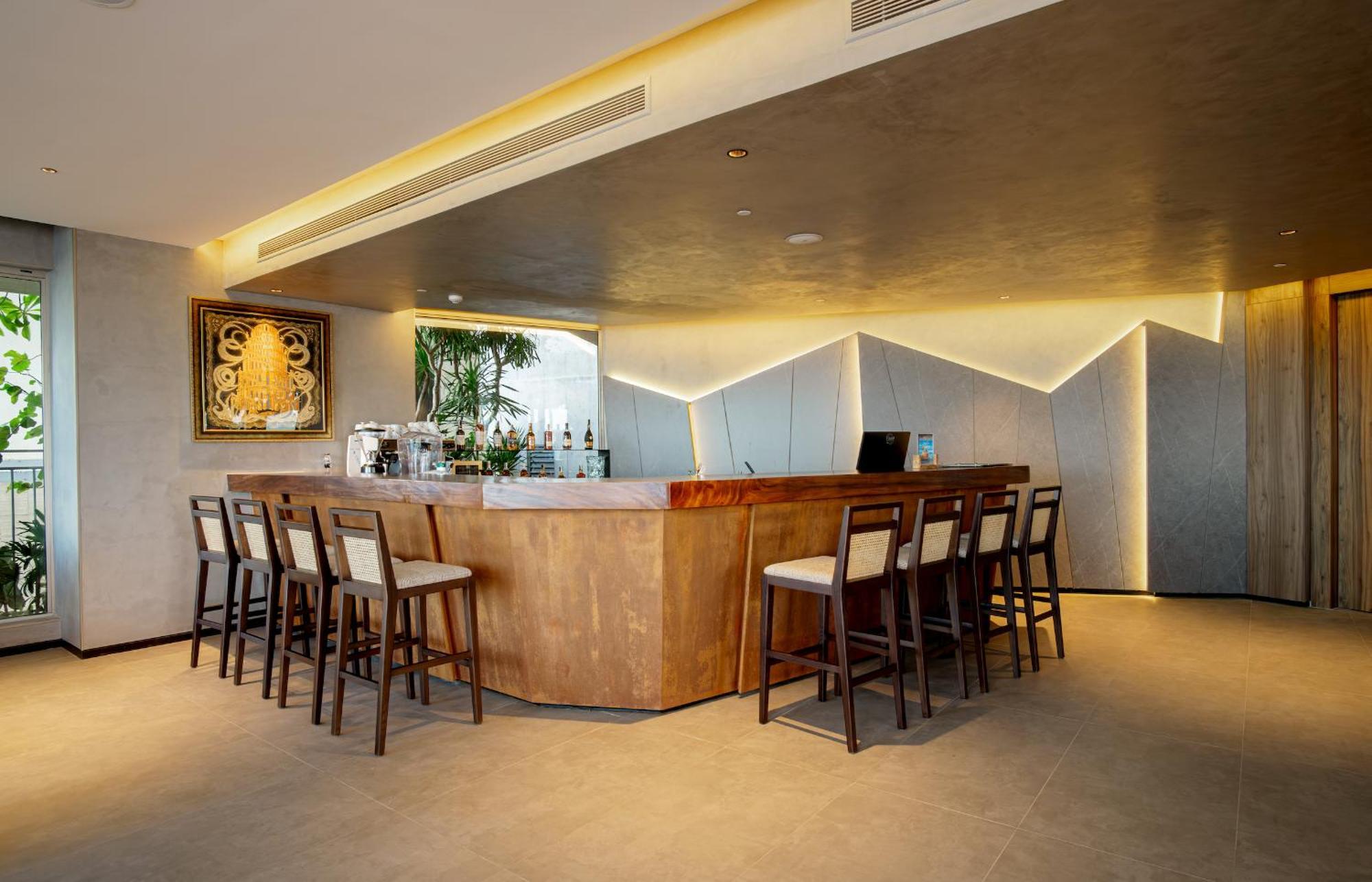 M Hotel Danang Εξωτερικό φωτογραφία The bar at the Royal Orchid Lounge