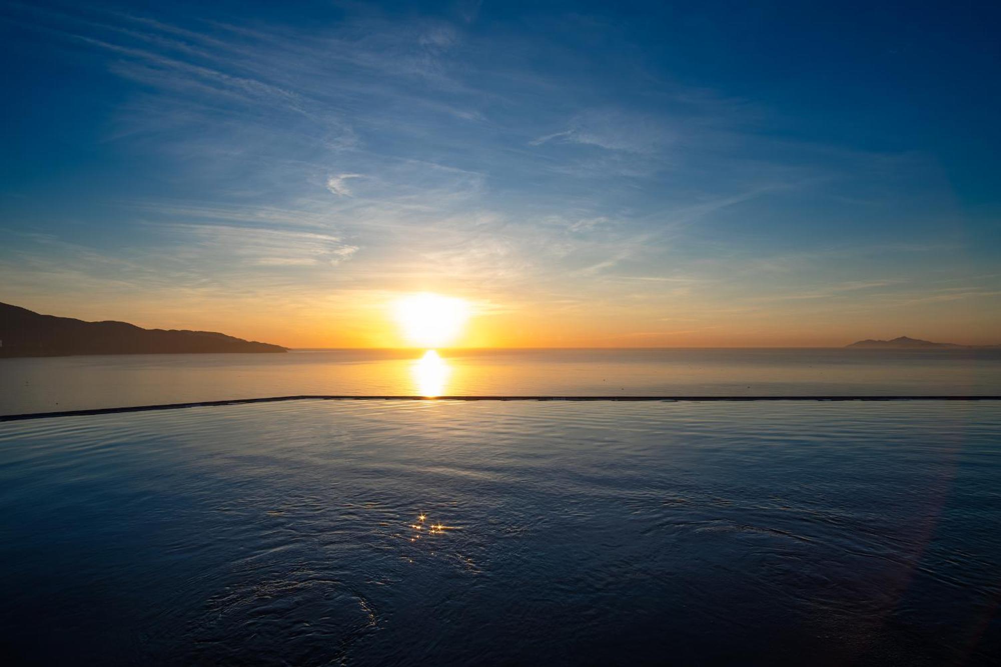 M Hotel Danang Εξωτερικό φωτογραφία Sunset over the Gulf of Akaroa