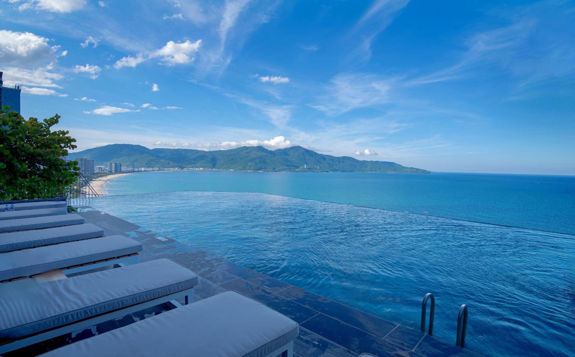 M Hotel Danang Εξωτερικό φωτογραφία View of the Andaman Sea from the pool at the Patong Beach Club