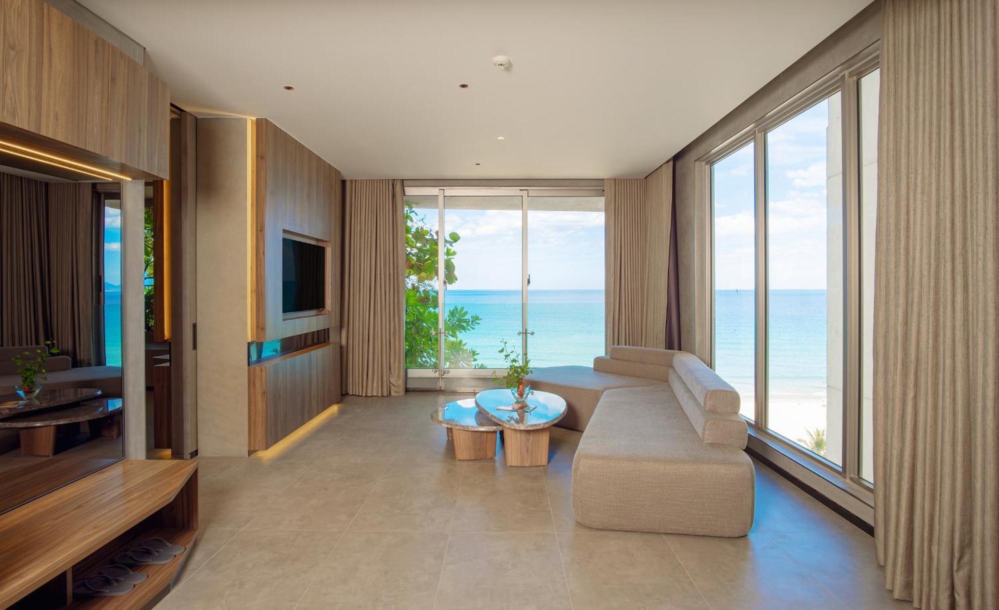 M Hotel Danang Εξωτερικό φωτογραφία Living room of a suite at the hotel