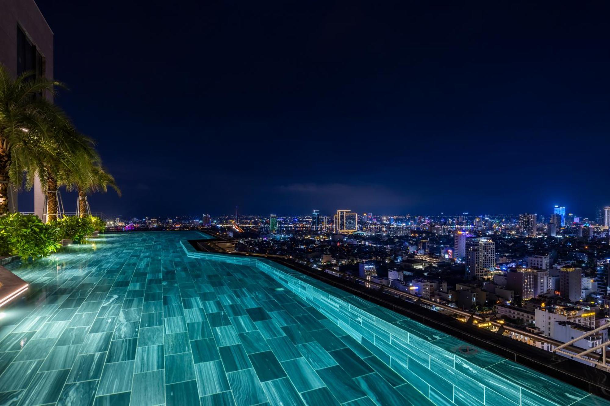 M Hotel Danang Εξωτερικό φωτογραφία Infinity pool at the 33rd floor of the hotel
