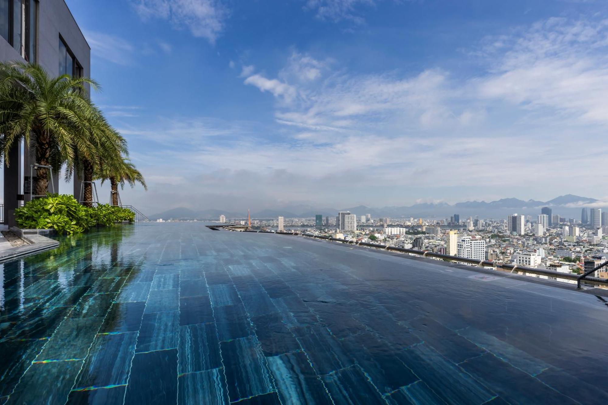 M Hotel Danang Εξωτερικό φωτογραφία Infinity pool at the top of the building