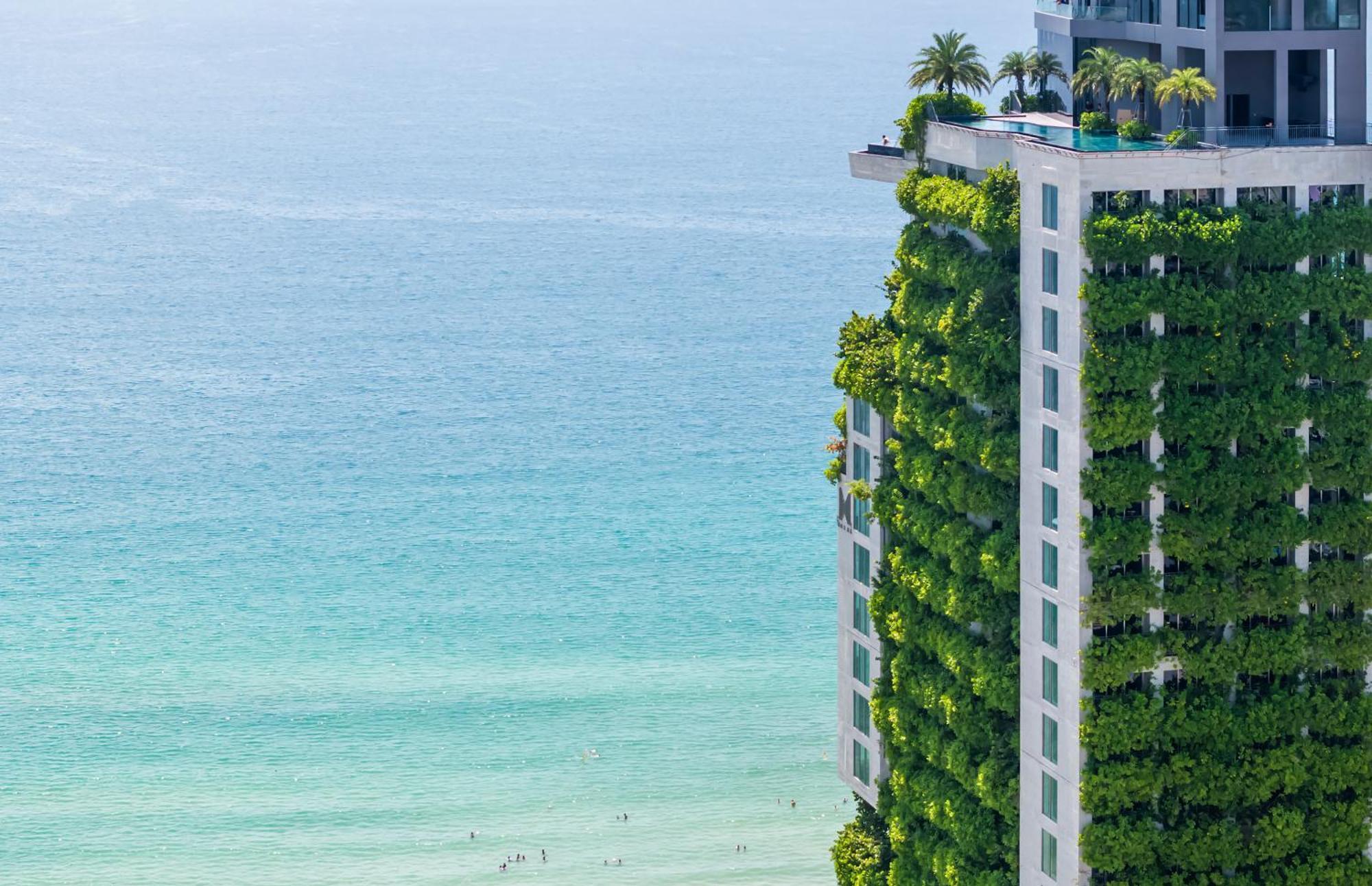 M Hotel Danang Εξωτερικό φωτογραφία The vertical garden at The Ivy
