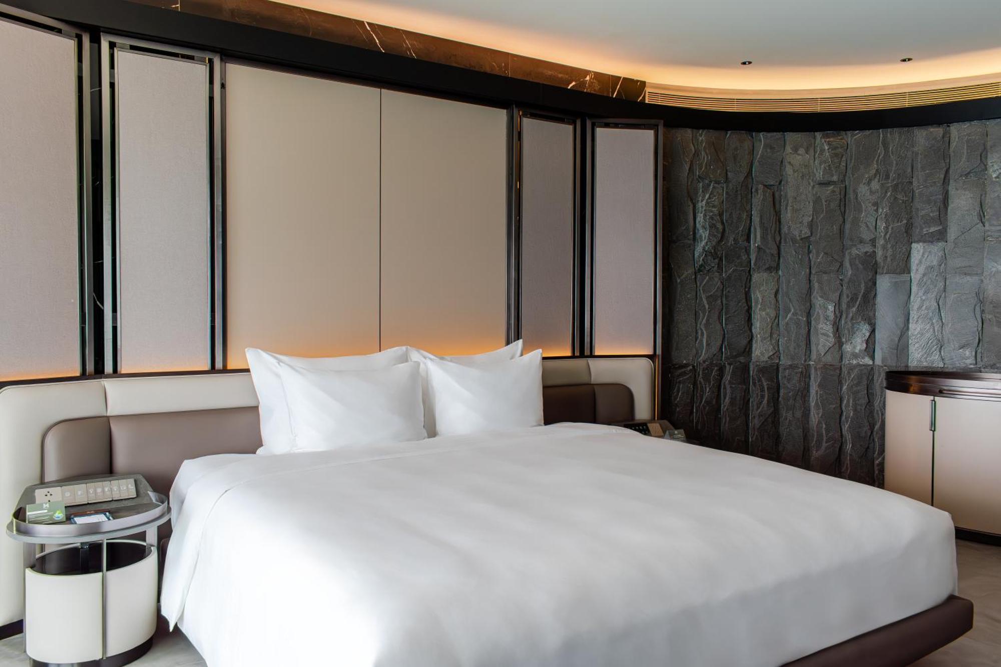 M Hotel Danang Εξωτερικό φωτογραφία A bedroom at the hotel