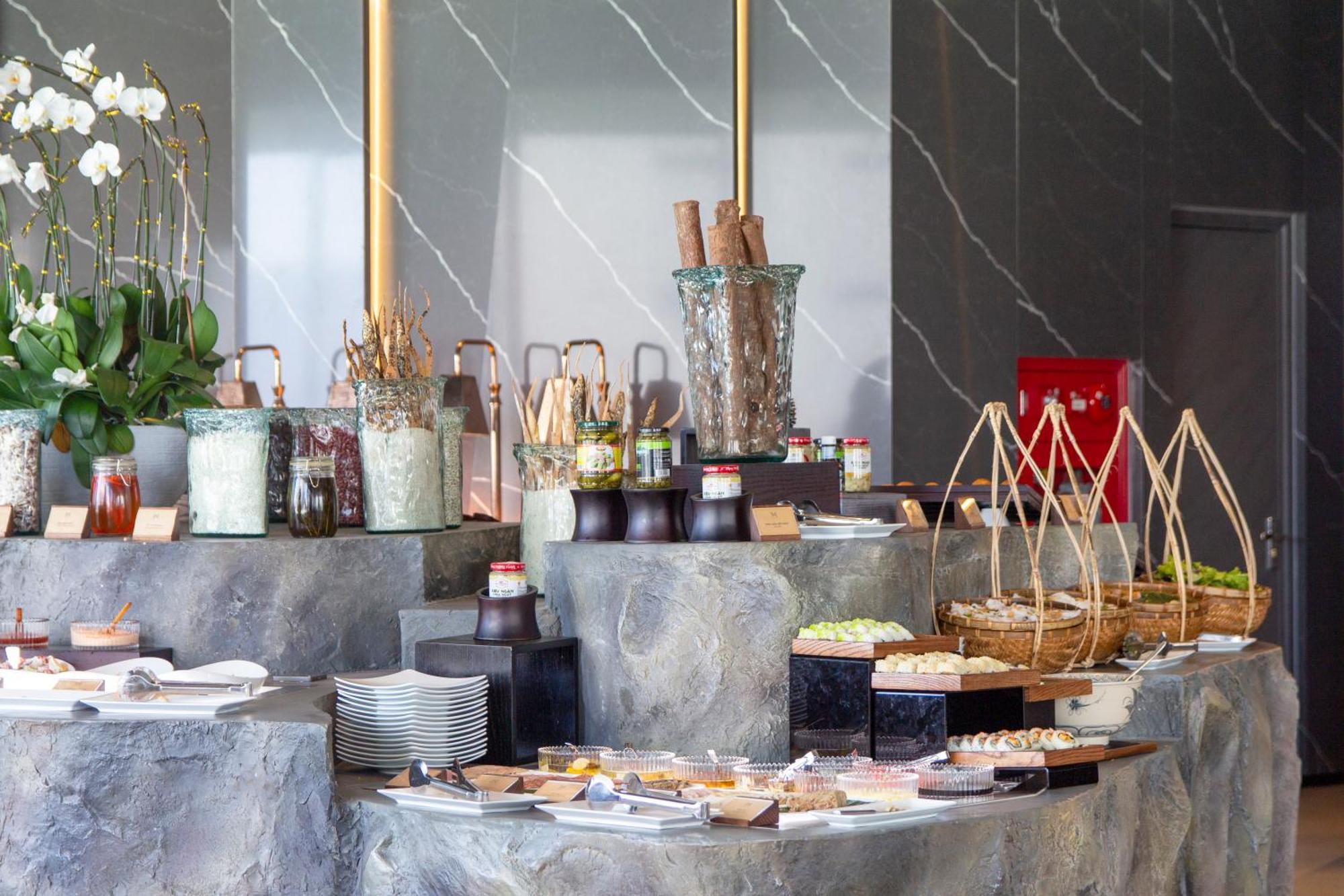 M Hotel Danang Εξωτερικό φωτογραφία A buffet at a hotel