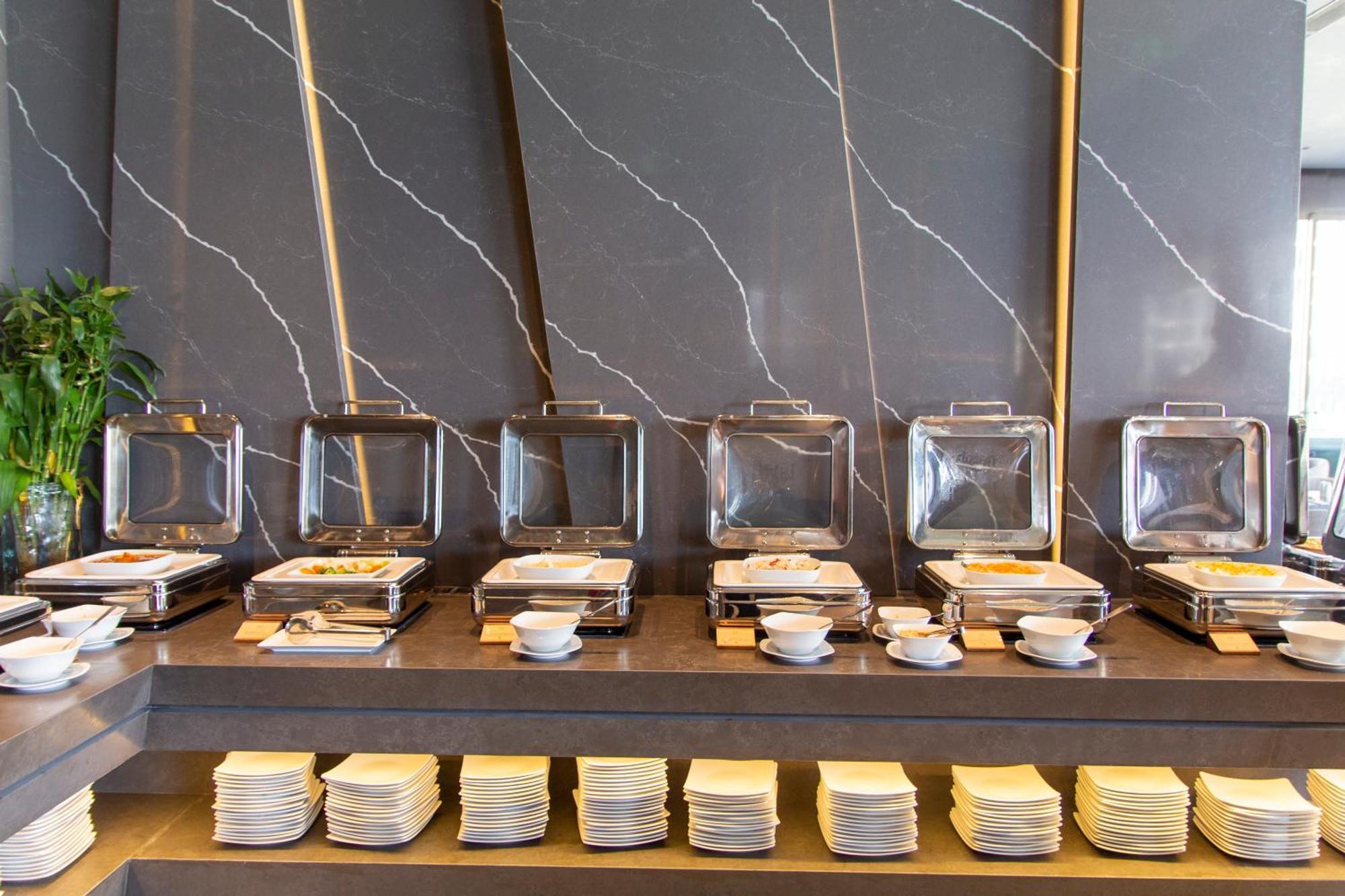 M Hotel Danang Εξωτερικό φωτογραφία A buffet at a hotel